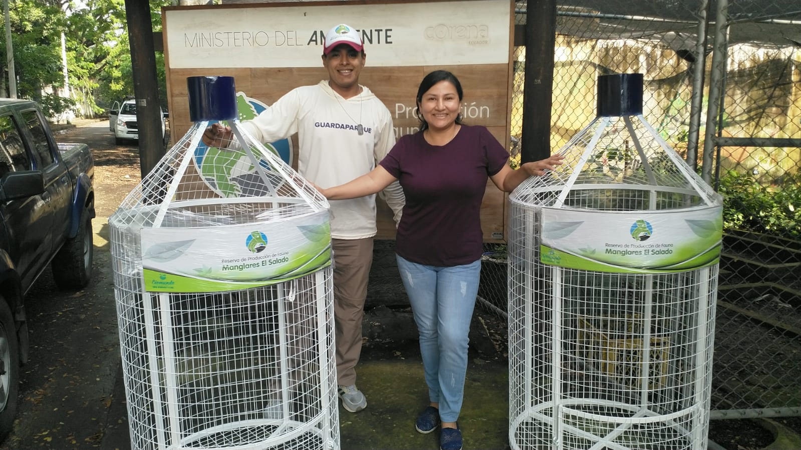Entrega de botellas recicladoras a una reserva natural en Ecuador.